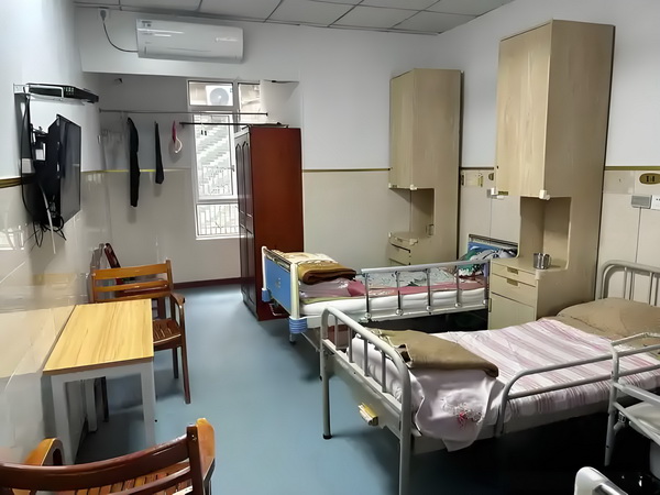 记者：阿代米赛后在更衣室和大家说了很抱歉，他很难过