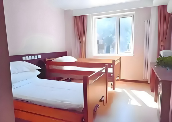 53岁朱茵住山里开破车？